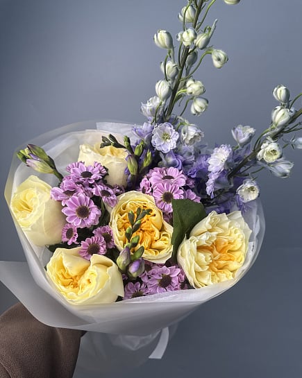 Солнечный букет с пионовидными розами и дельфиниумом с доставкой по Астане
