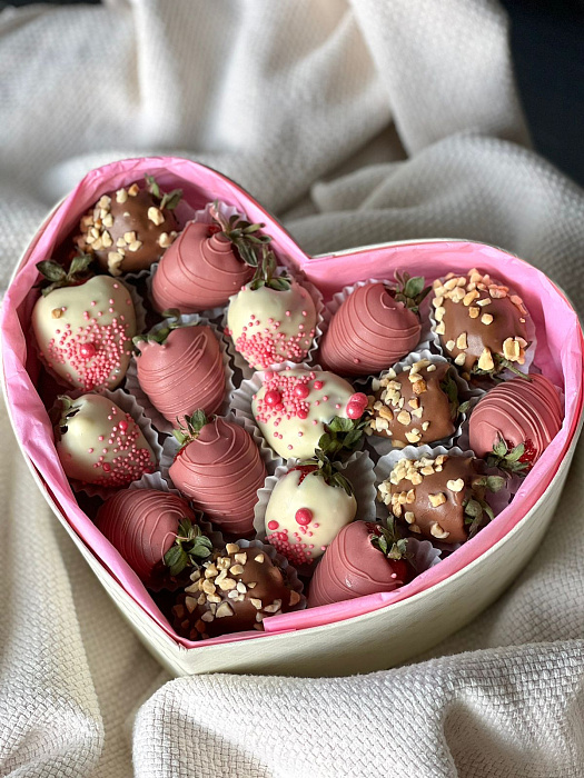 Strawberry heart completely covered in chocolate, size S