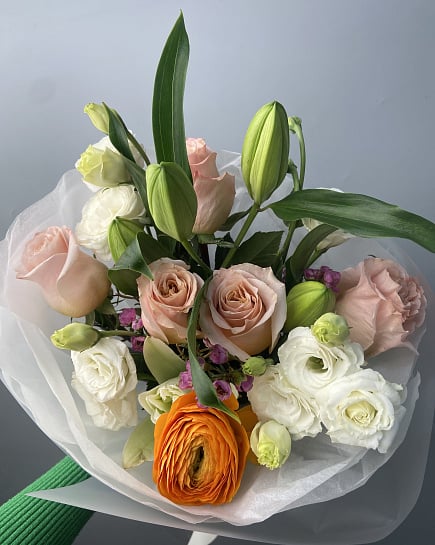 Яркий букет с ранункулюсом и розой с доставкой по Астане