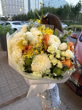 Солнечный микс с гортензией и каллами