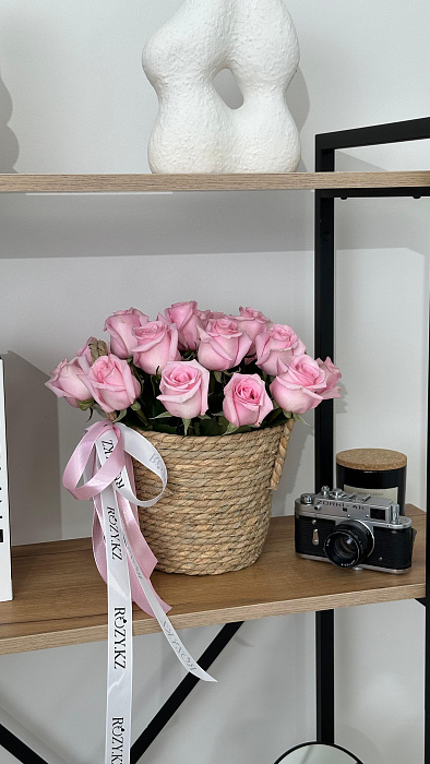 Rattan basket 19 roses in size S Rattan basket 19 roses in size S