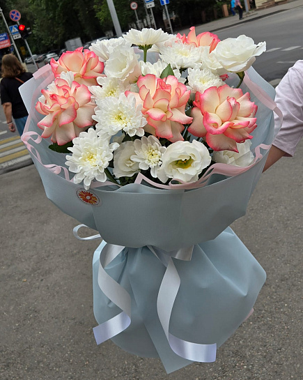 Розово-белый круглый букет с розами with delivery to Almaty