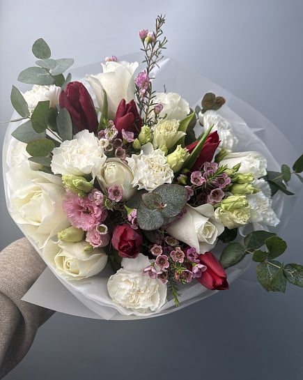 Контрастный букет с тюльпанами и розами с доставкой по Астане