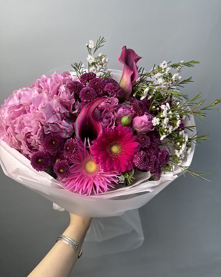 Пурпурный акцент: букет с гортензией и каллами с доставкой по Астане