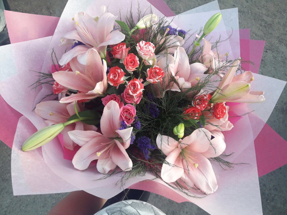 Mixed bouquet with lilies and spray roses Royal chic