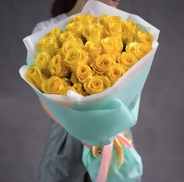Bouquet of yellow Dutch roses for the New Year