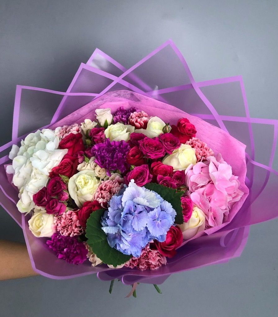 Bouquet with roses, hydrangeas and carnations True bliss