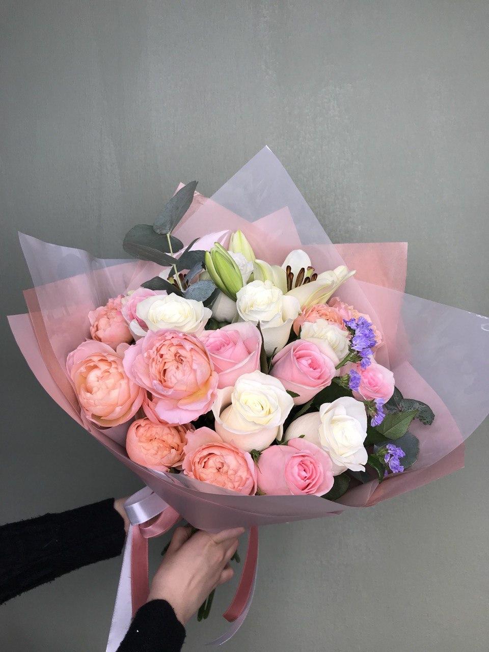 Mixed bouquet with roses and alstroemerias Triumph