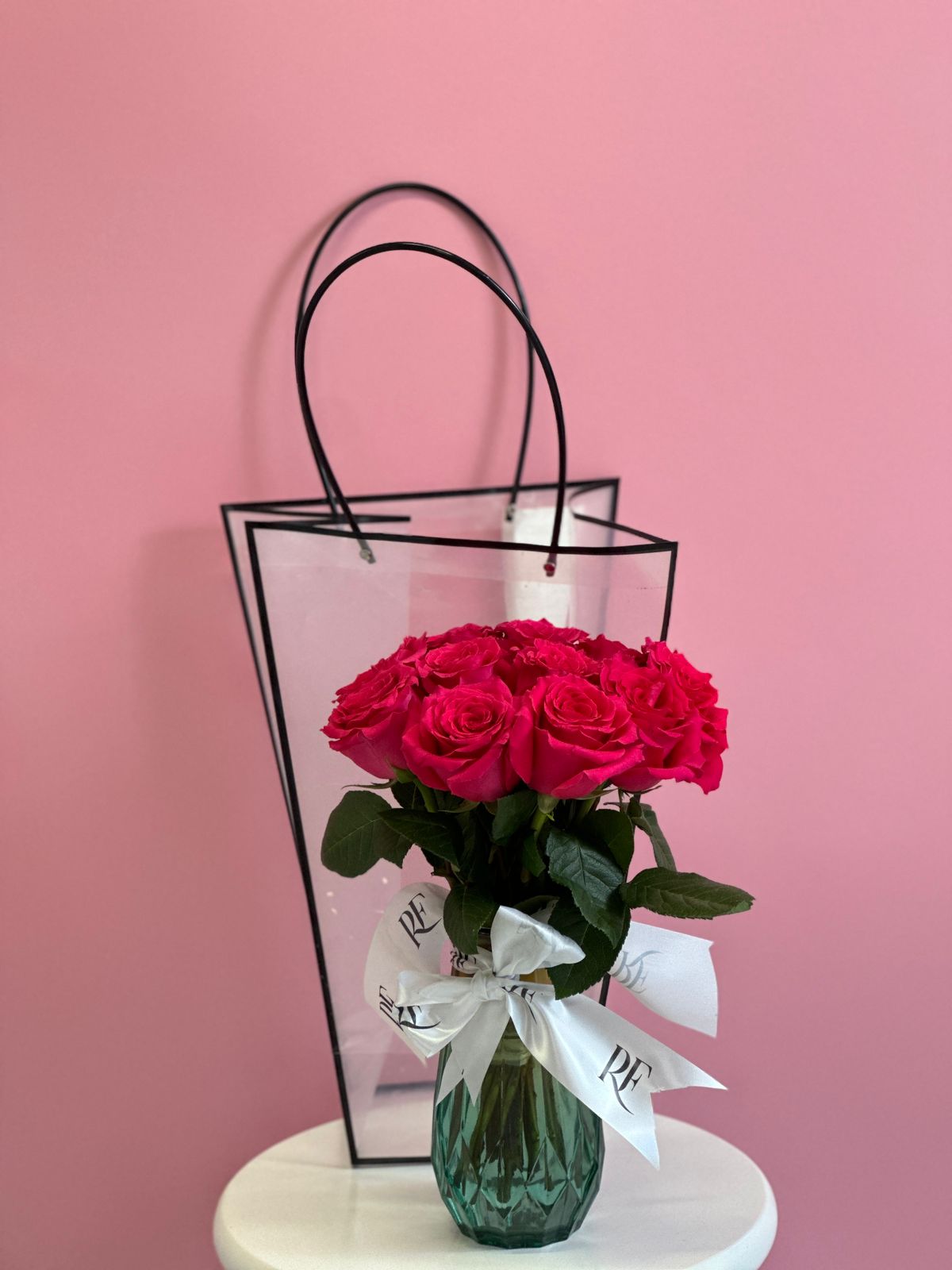 Ваза из роз и сумкой переноской