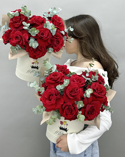 Коробка из красных роз "Фейерверк" с доставкой по Алматы