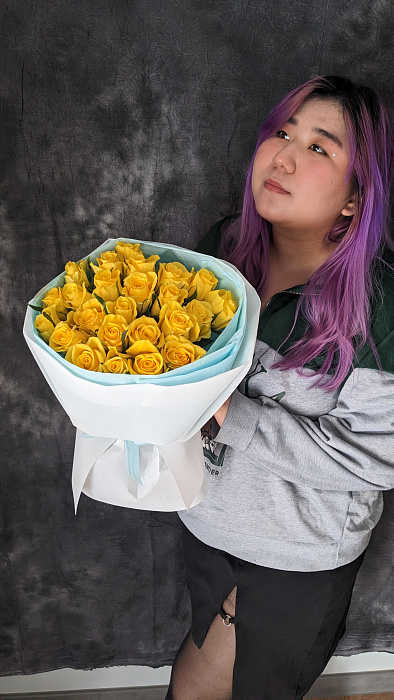25 yellow roses 40-50cm in a round shape