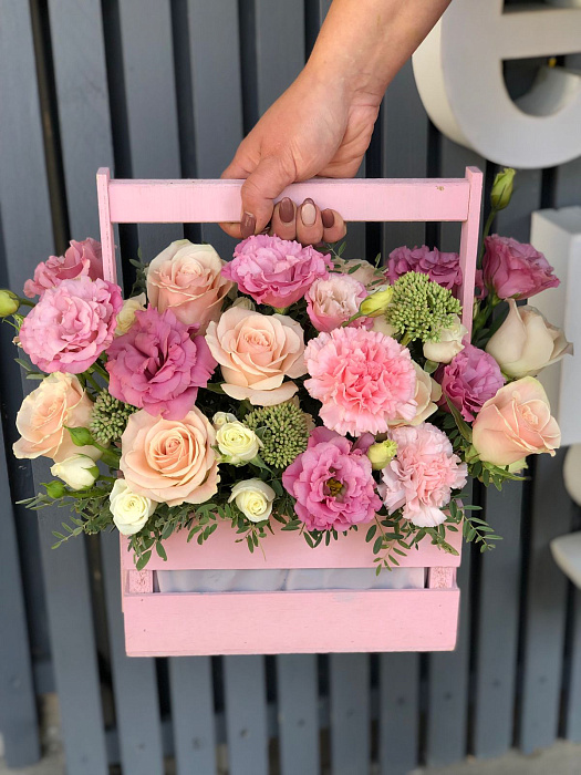 Bouquet in a wooden box Pink Wood