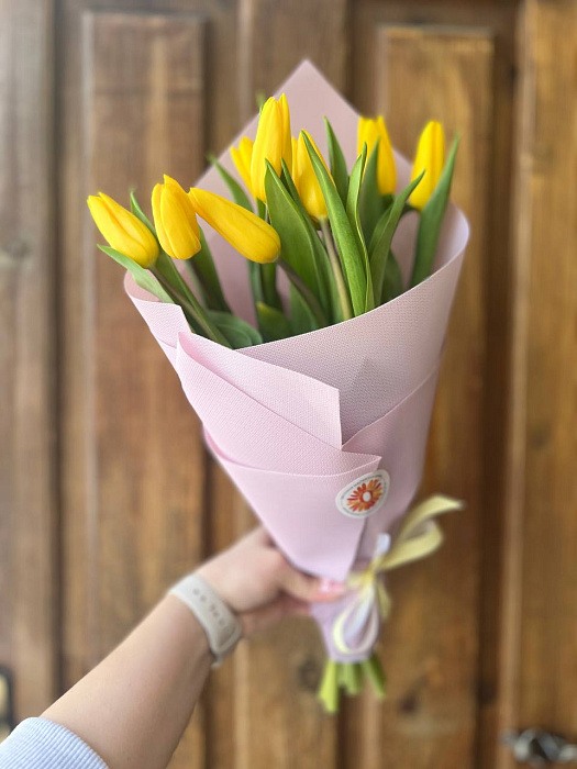Bouquet of 9 yellow tulips