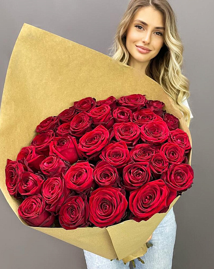 Букет из 35 красных роз в крафте с доставкой по Алматы