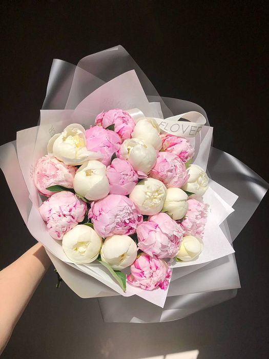 Bouquet of 21 white and pink peonies