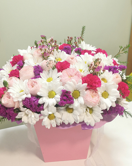 Композиция в коробке из хризантемы диантуса кустовых роз статицы и вакс  с доставкой по Алматы