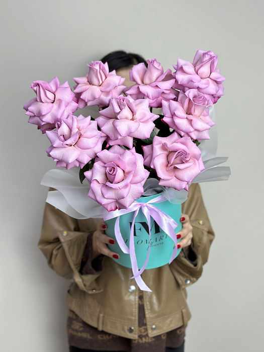 9 фиолетовых роз в шляпной коробке