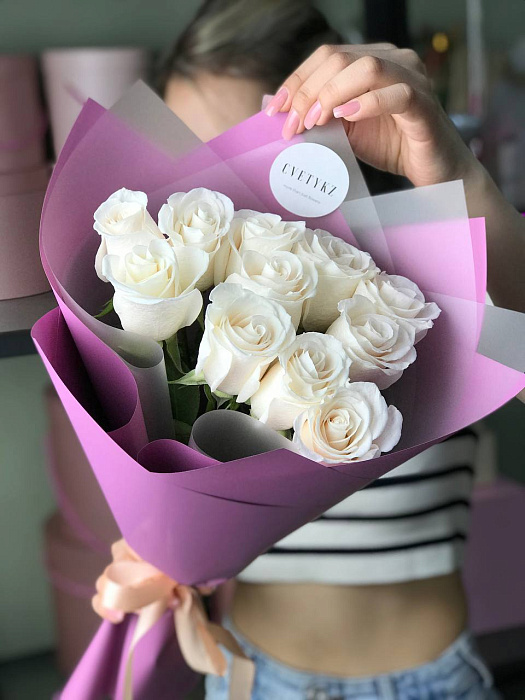 Букет цветов из 11 белых голландских роз