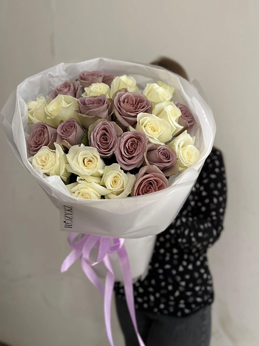 Chic mix bouquet of 25 roses