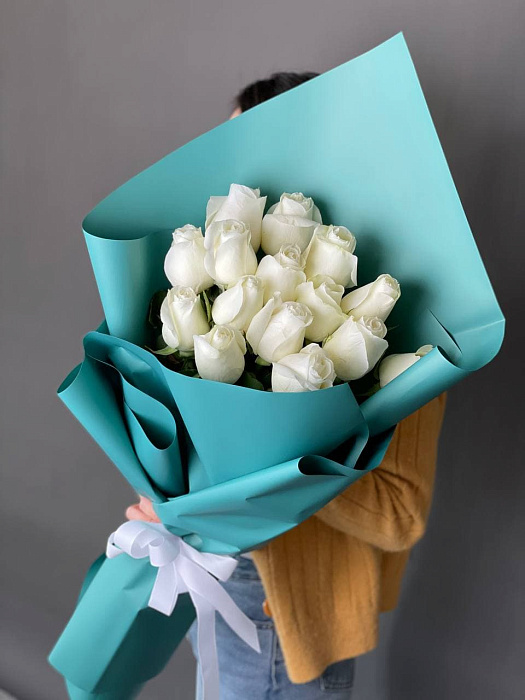 White roses in emerald design 15 pcs
