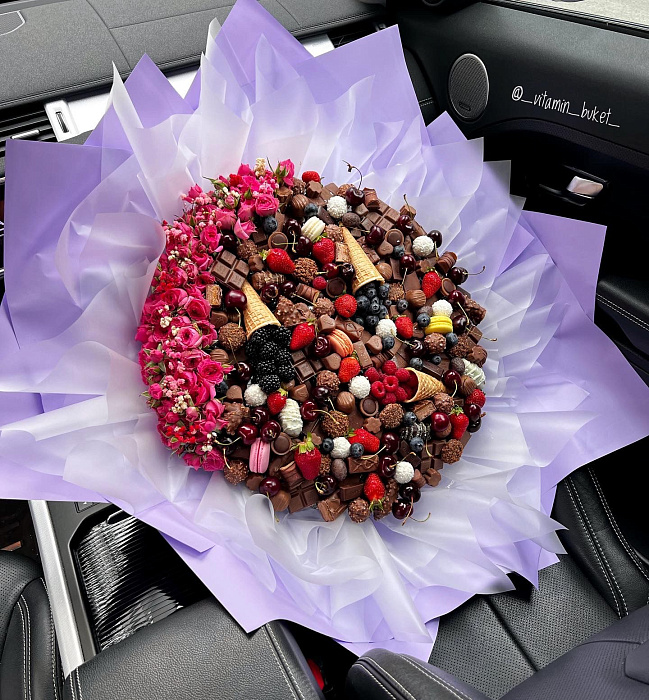 Chocolate bouquet with berries