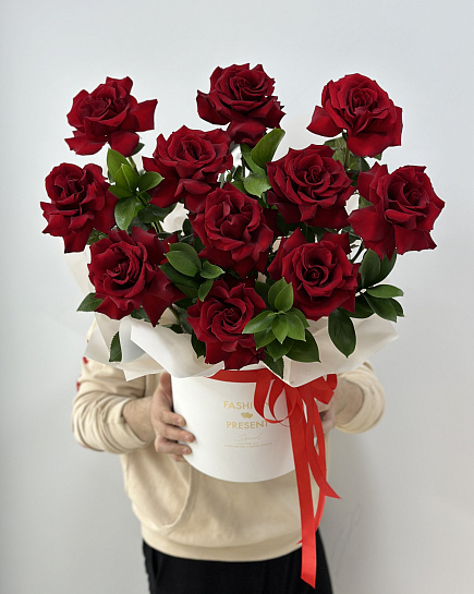 Розы в коробке  с доставкой по Астане