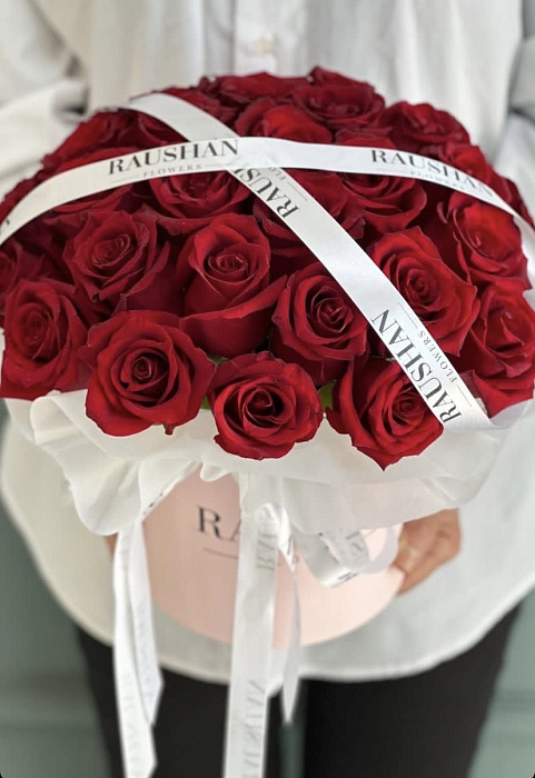 Bouquet in a box of roses