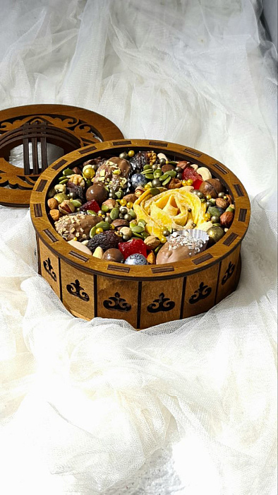 Yurt box with nuts and dates