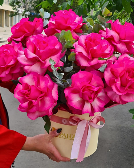 Розовые розы в коробке с доставкой по Алматы