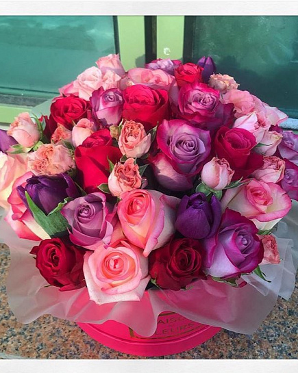 Монобукет из разноцветных роз в коробке "Для Королевы" с доставкой по Астане