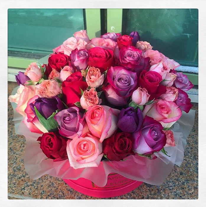 Монобукет из разноцветных роз в коробке "Для Королевы"