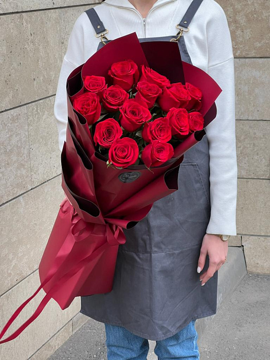 15 красные розы 70 см в оформлении 