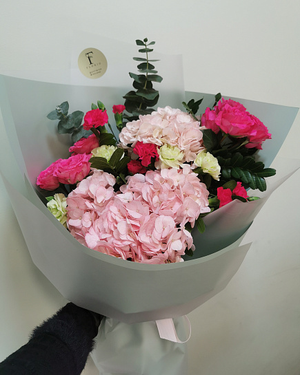 В букете гортензии кустовые розы диантус эвкалипт  с доставкой по Алматы